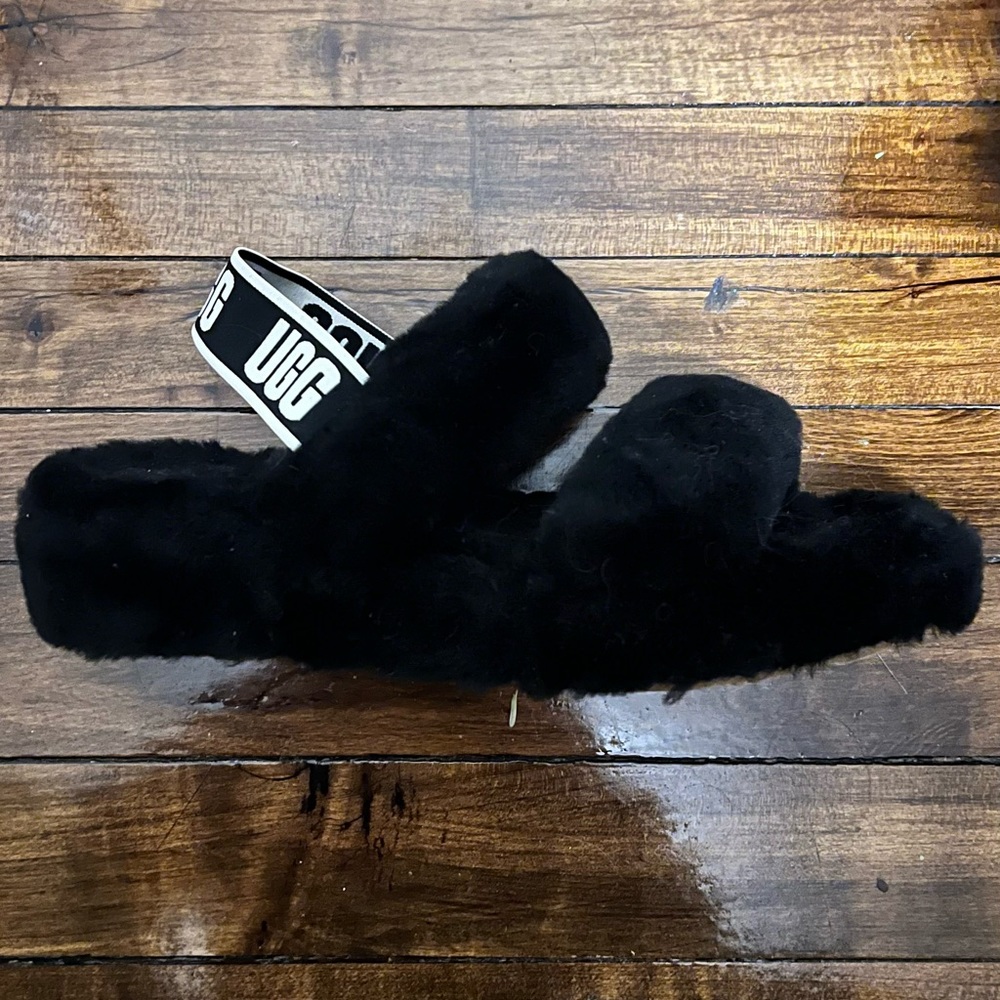UGG Fluffy Slippers (Black)